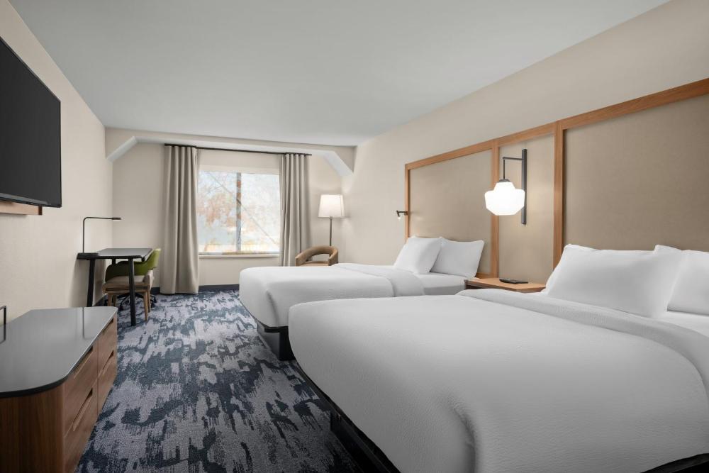 Standard Queen Room with Two Queen Beds and Mountain View interior